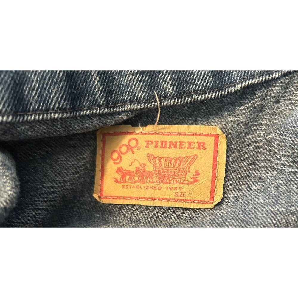 VINTAGE GAP Pioneer Jean Jacket Adult Size M Denim Trucker Rancher Medium Wash - Picture 2 of 4